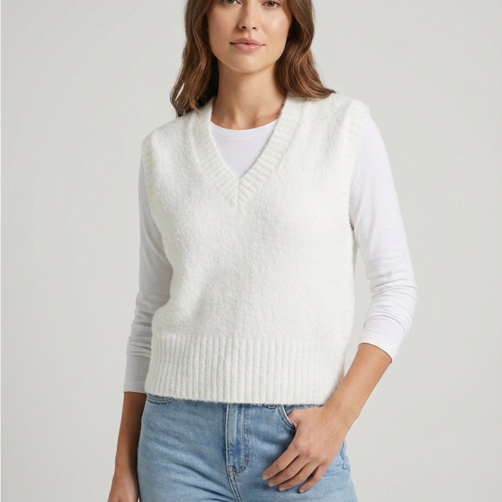 Jessica Simpson Fuzzy Eyelash Knit Sweater Vest - White - Medium